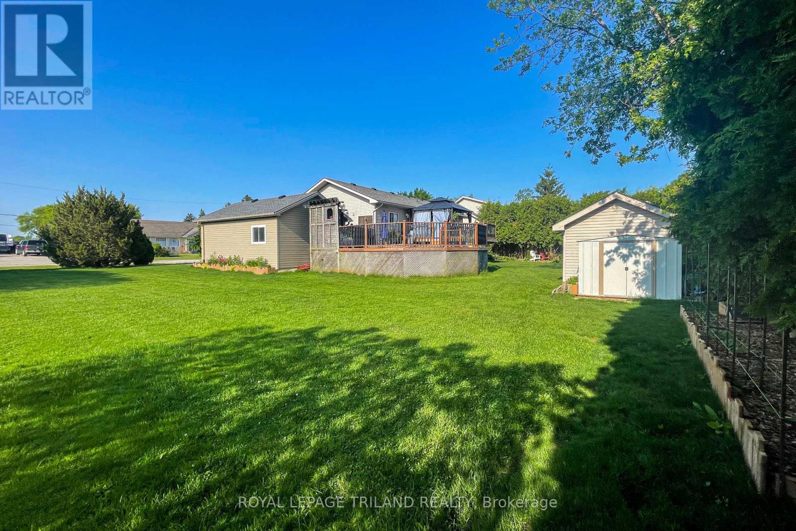212 Golfview Street, Lambton Shores, Ontario  N0M 2N0 - Photo 6 - X12482479
