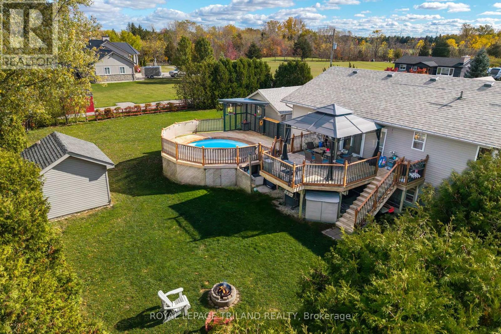 212 Golfview Street, Lambton Shores, Ontario  N0M 2N0 - Photo 7 - X12482479