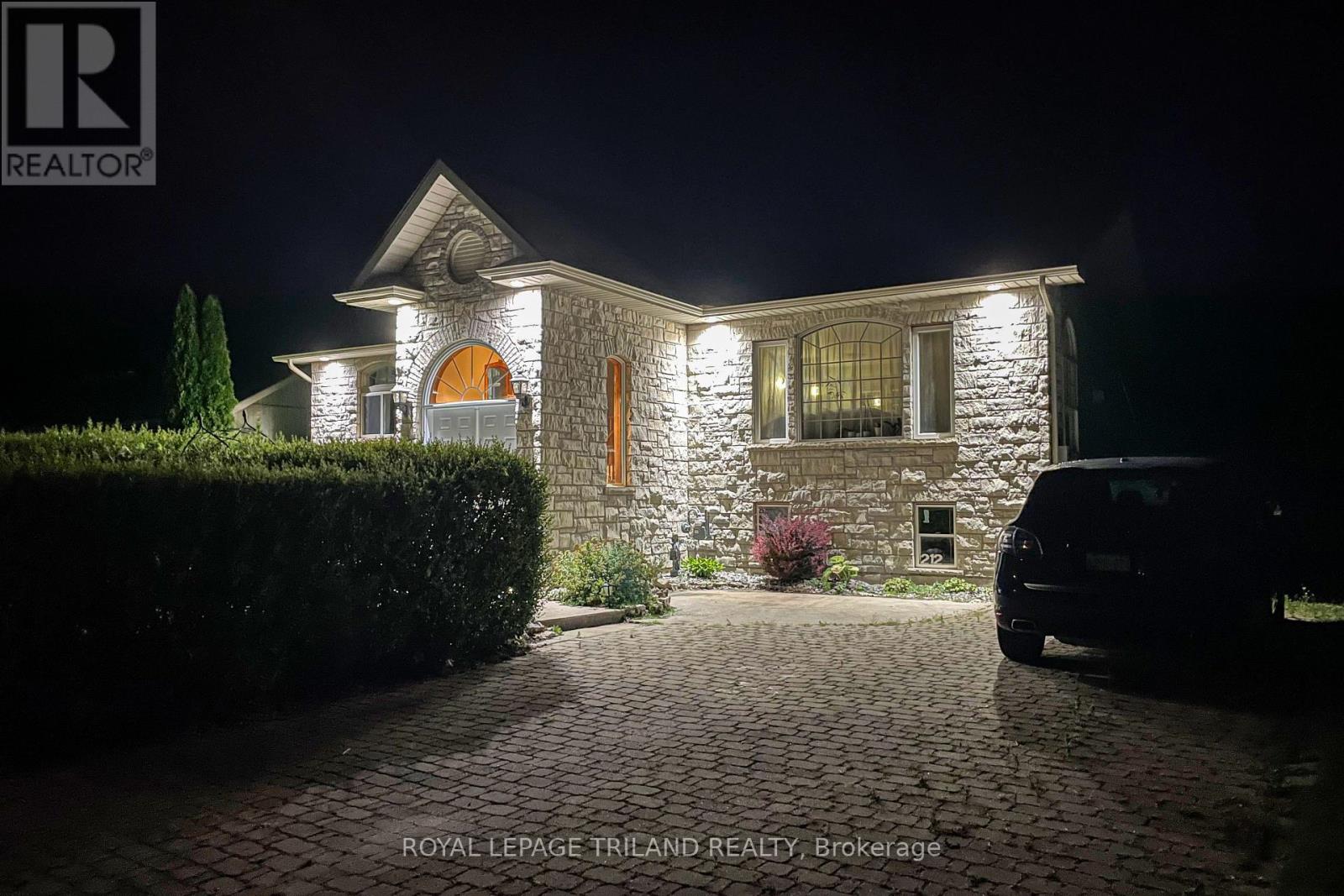 212 Golfview Street, Lambton Shores, Ontario  N0M 2N0 - Photo 9 - X12482479