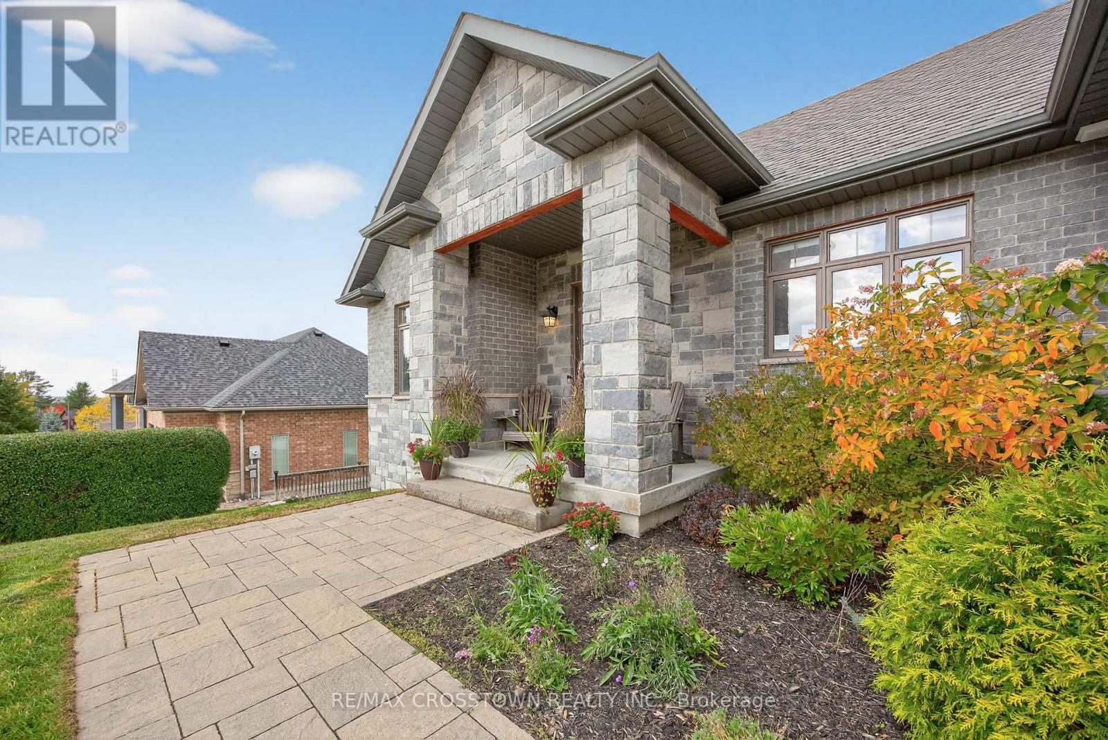 72 Glenhuron Drive, Springwater (Midhurst), Ontario  L4M 6T4 - Photo 3 - S12482489