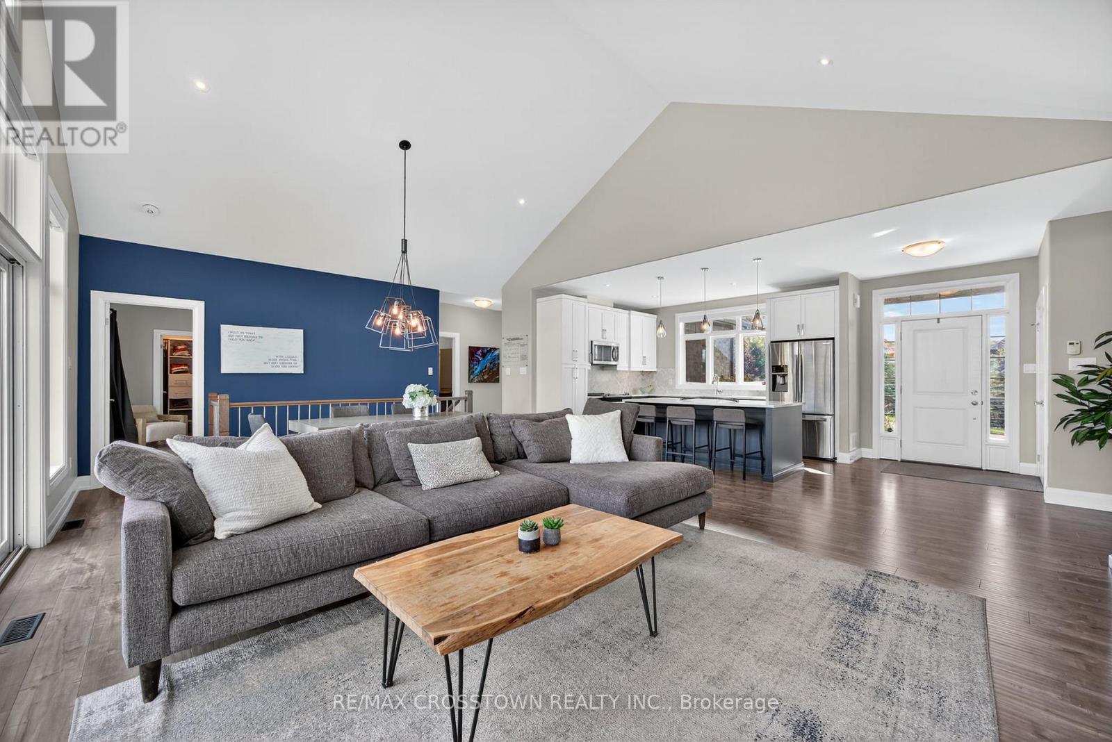 72 Glenhuron Drive, Springwater (Midhurst), Ontario  L4M 6T4 - Photo 7 - S12482489