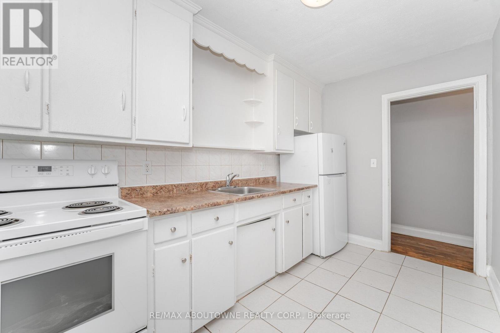 3 - 1031 Churchill Avenue E, Oakville, Ontario  L6H 1A3 - Photo 14 - W12482483