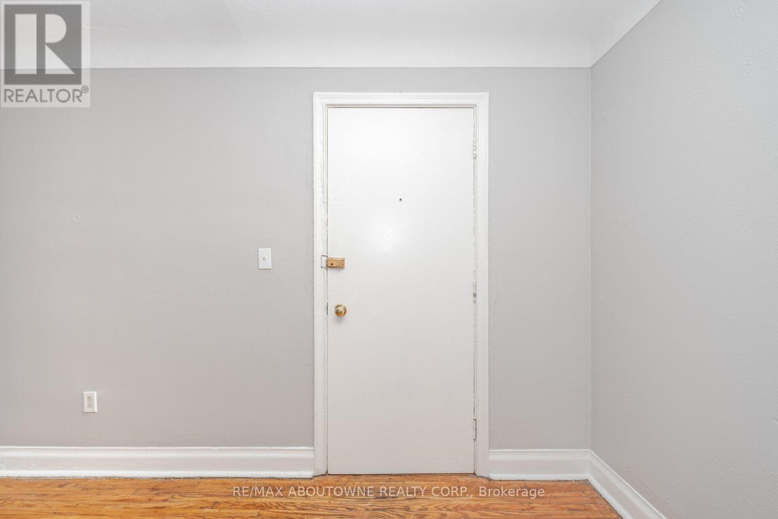 3 - 1031 Churchill Avenue E, Oakville, Ontario  L6H 1A3 - Photo 4 - W12482483