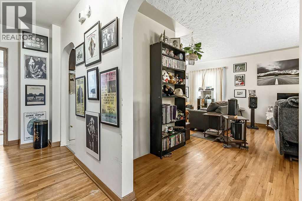 2731 Morley Trail Nw, Calgary, Alberta  T2M 4G8 - Photo 4 - A2266891