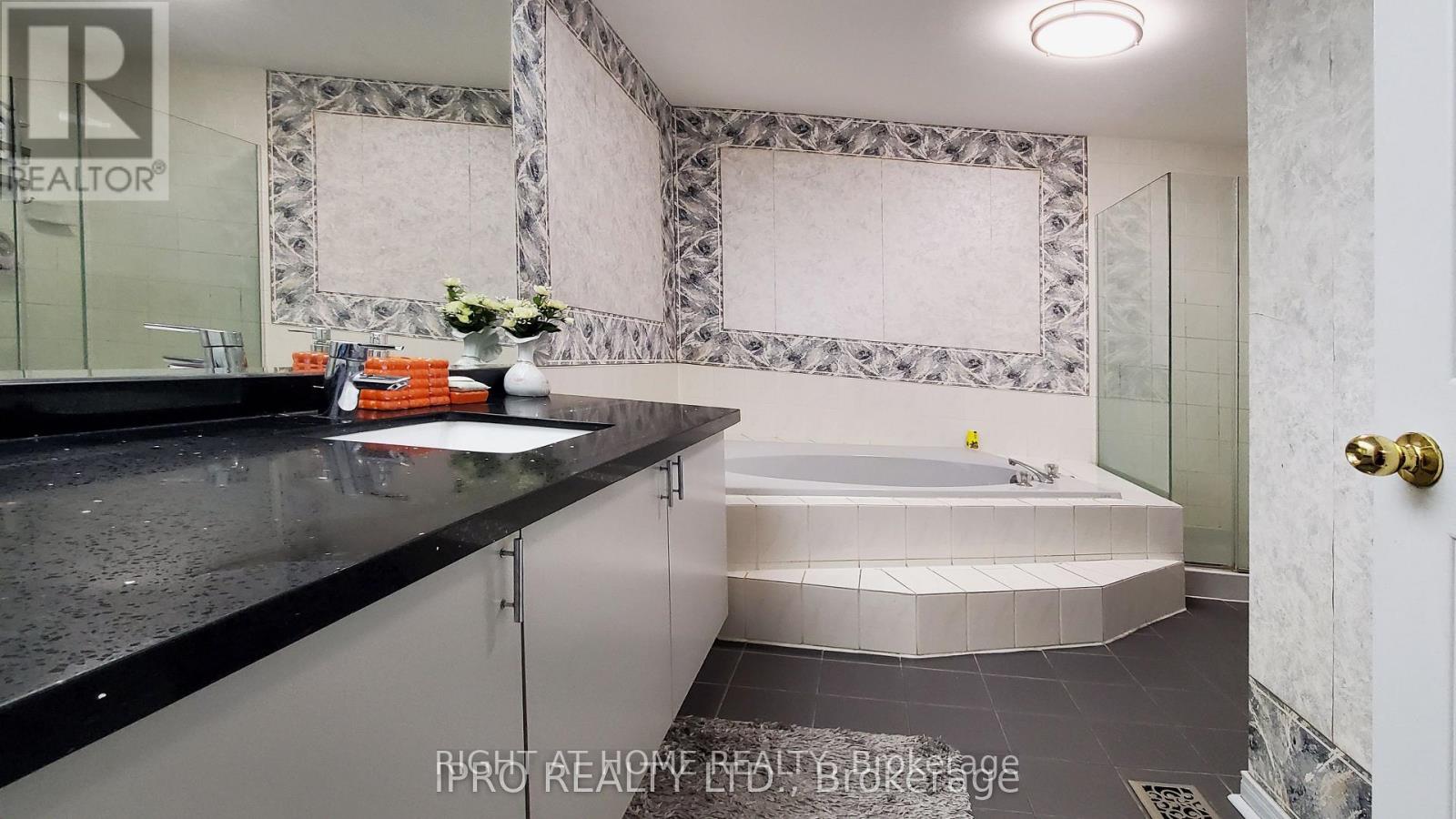 Main - 5060 Moulin Rouge Crescent, Mississauga, Ontario  L5V 1R4 - Photo 14 - W12482507