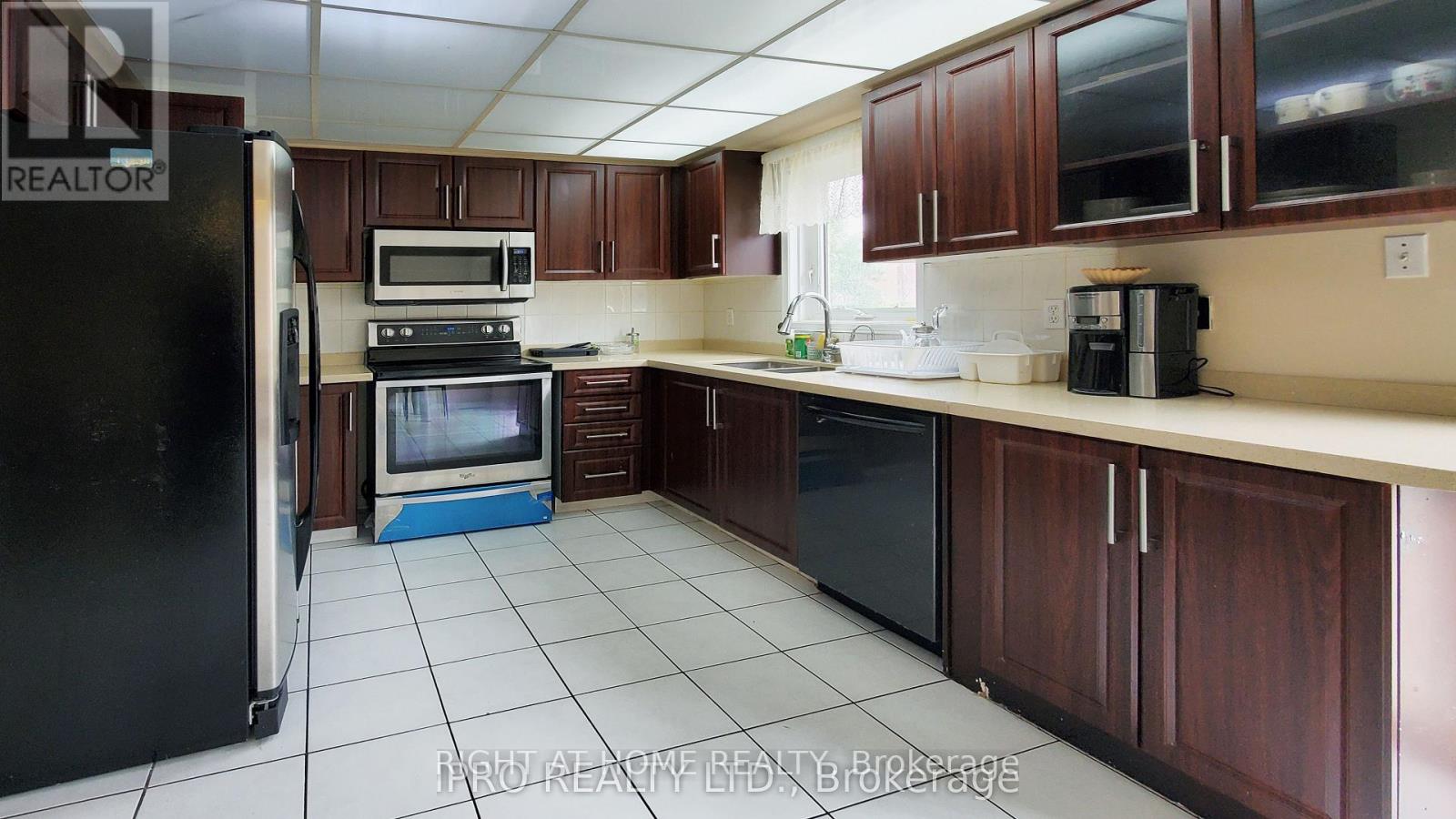 Main - 5060 Moulin Rouge Crescent, Mississauga, Ontario  L5V 1R4 - Photo 6 - W12482507