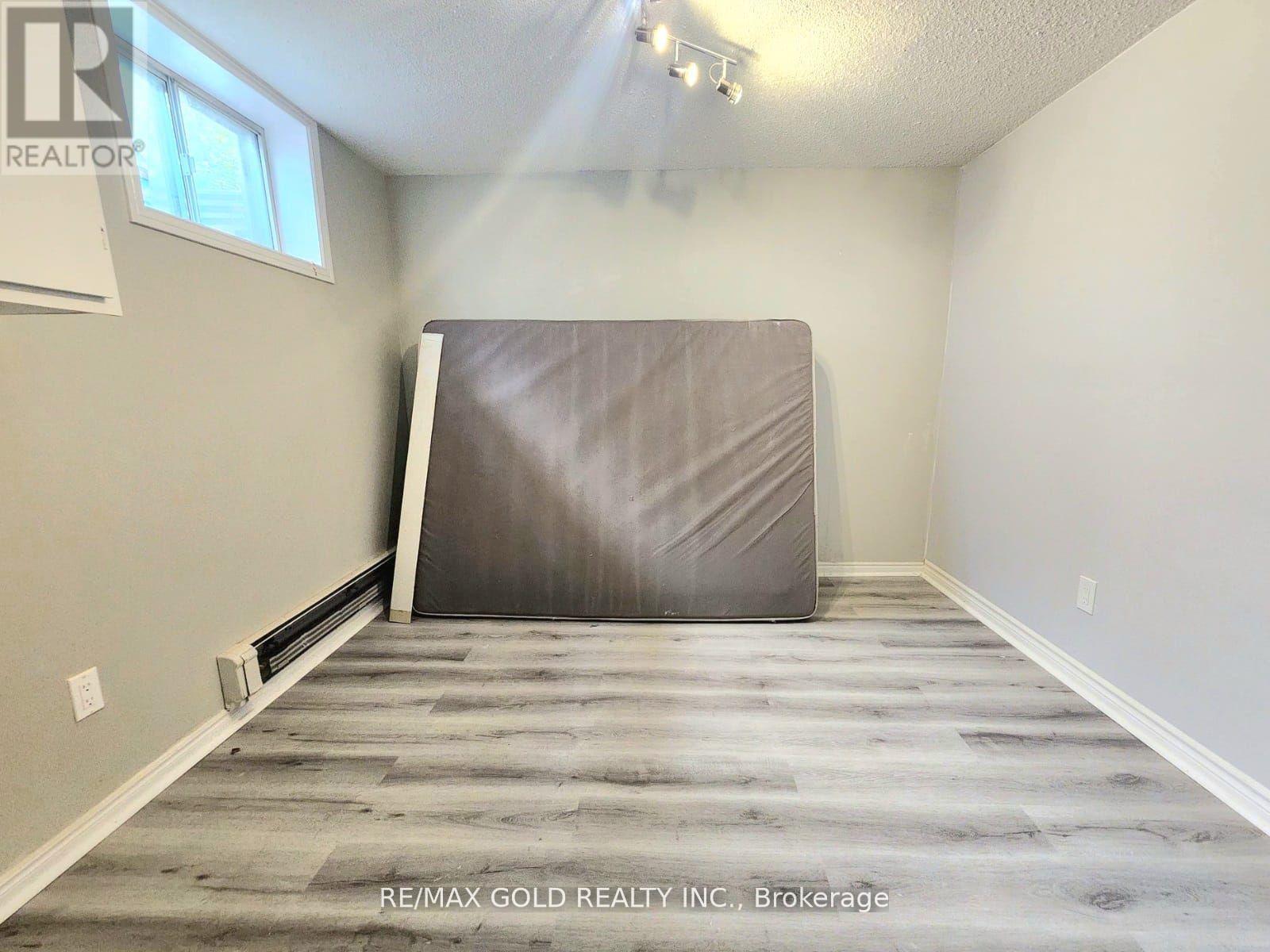 27 Heather Road, Hamilton, Ontario  L8K 3V9 - Photo 10 - X12482494
