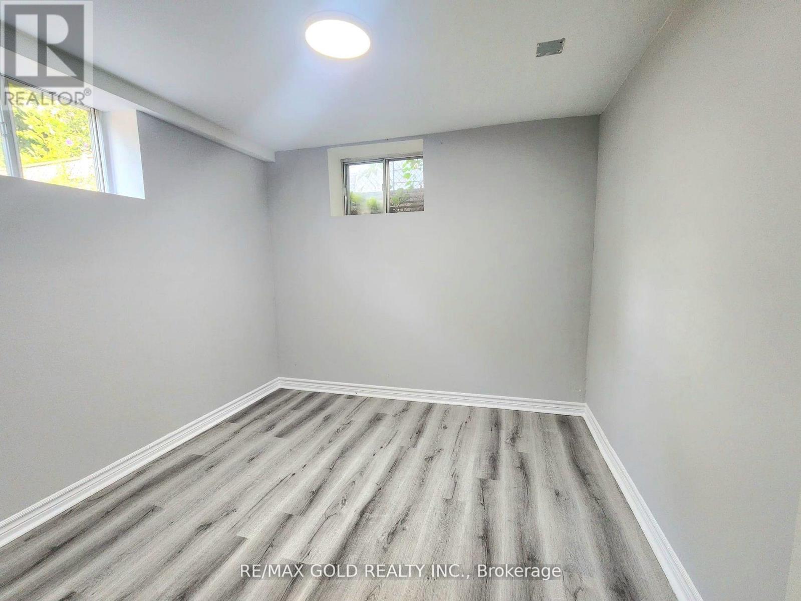 27 Heather Road, Hamilton, Ontario  L8K 3V9 - Photo 13 - X12482494