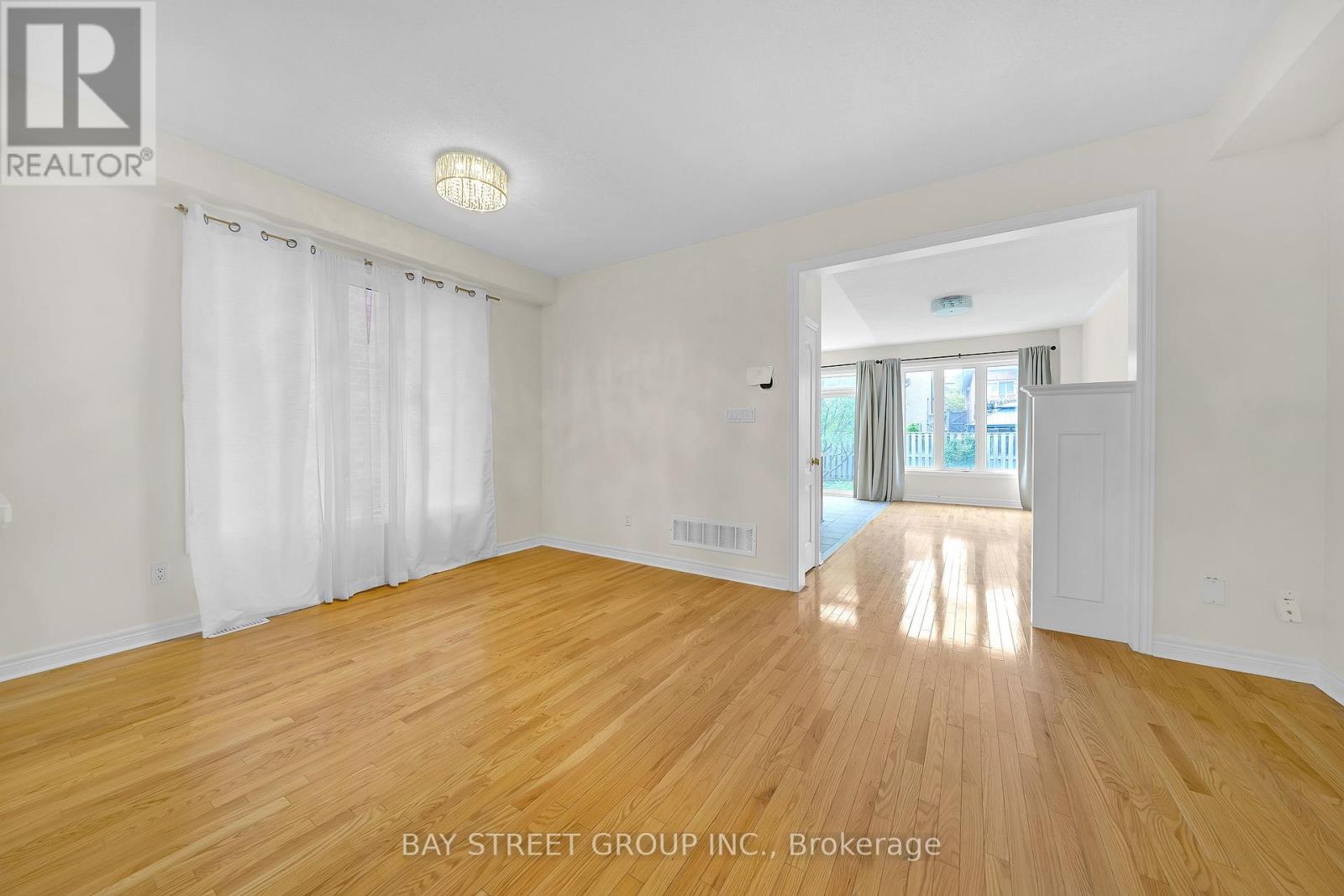 8 Carrier Crescent, Vaughan, Ontario  L6A 0T9 - Photo 7 - N12482511