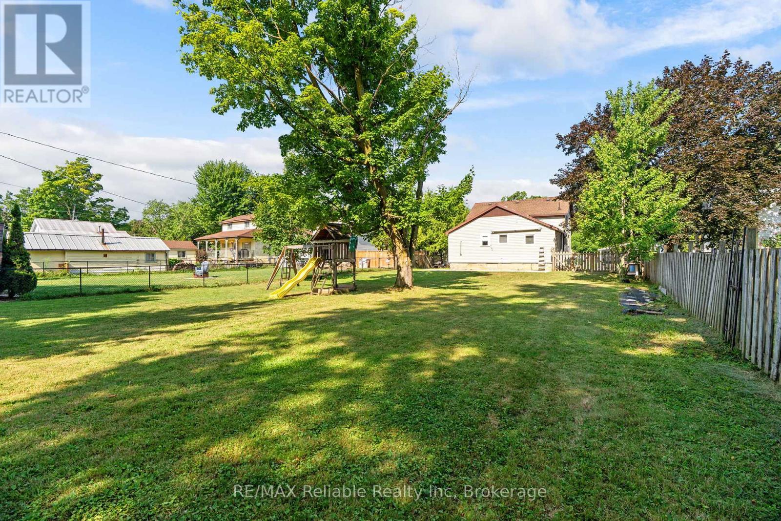 42 West William Street, Huron East, Ontario  N0K 1W0 - Photo 36 - X12482522