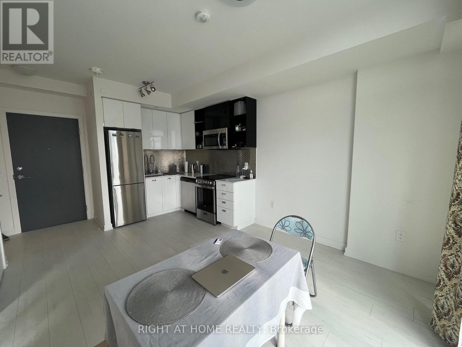 1014 - 10 De Boers Drive, Toronto, Ontario  M3J 0H1 - Photo 4 - W12482516