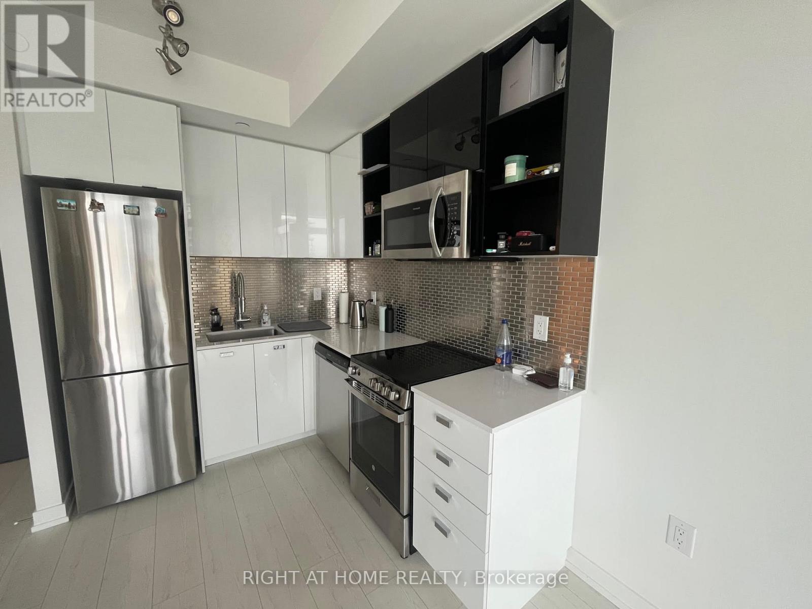 1014 - 10 De Boers Drive, Toronto, Ontario  M3J 0H1 - Photo 5 - W12482516