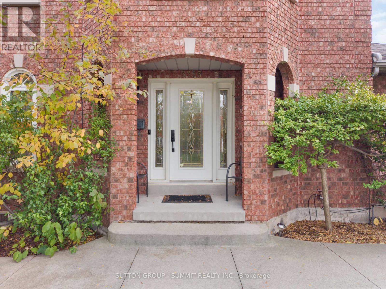 3353 Loyalist Drive, Mississauga, Ontario  L5L 5T9 - Photo 4 - W12482531
