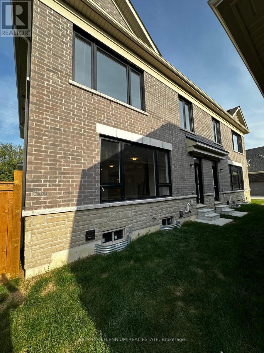 333 Lindsay Street N, Kawartha Lakes, Ontario  K9V 5V5 - Photo 3 - X12482523
