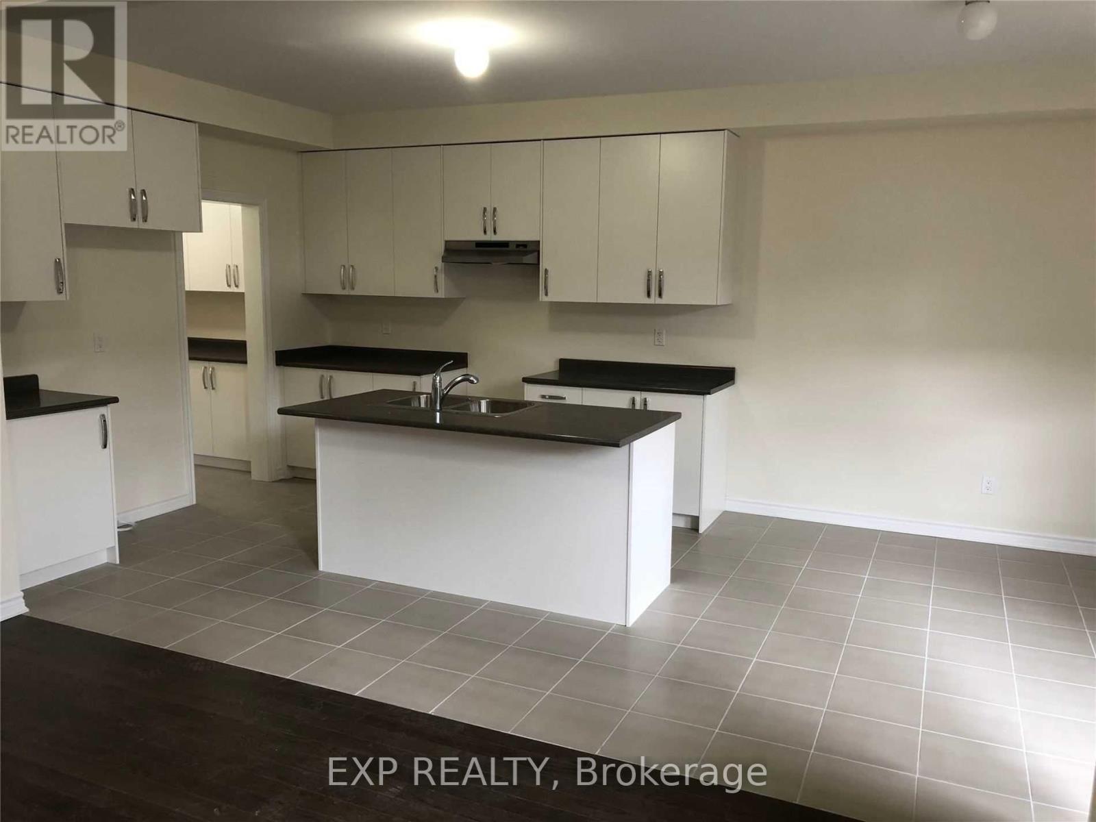 31 Walter Proctor Road, East Gwillimbury, Ontario  L9N 0P1 - Photo 6 - N12482534