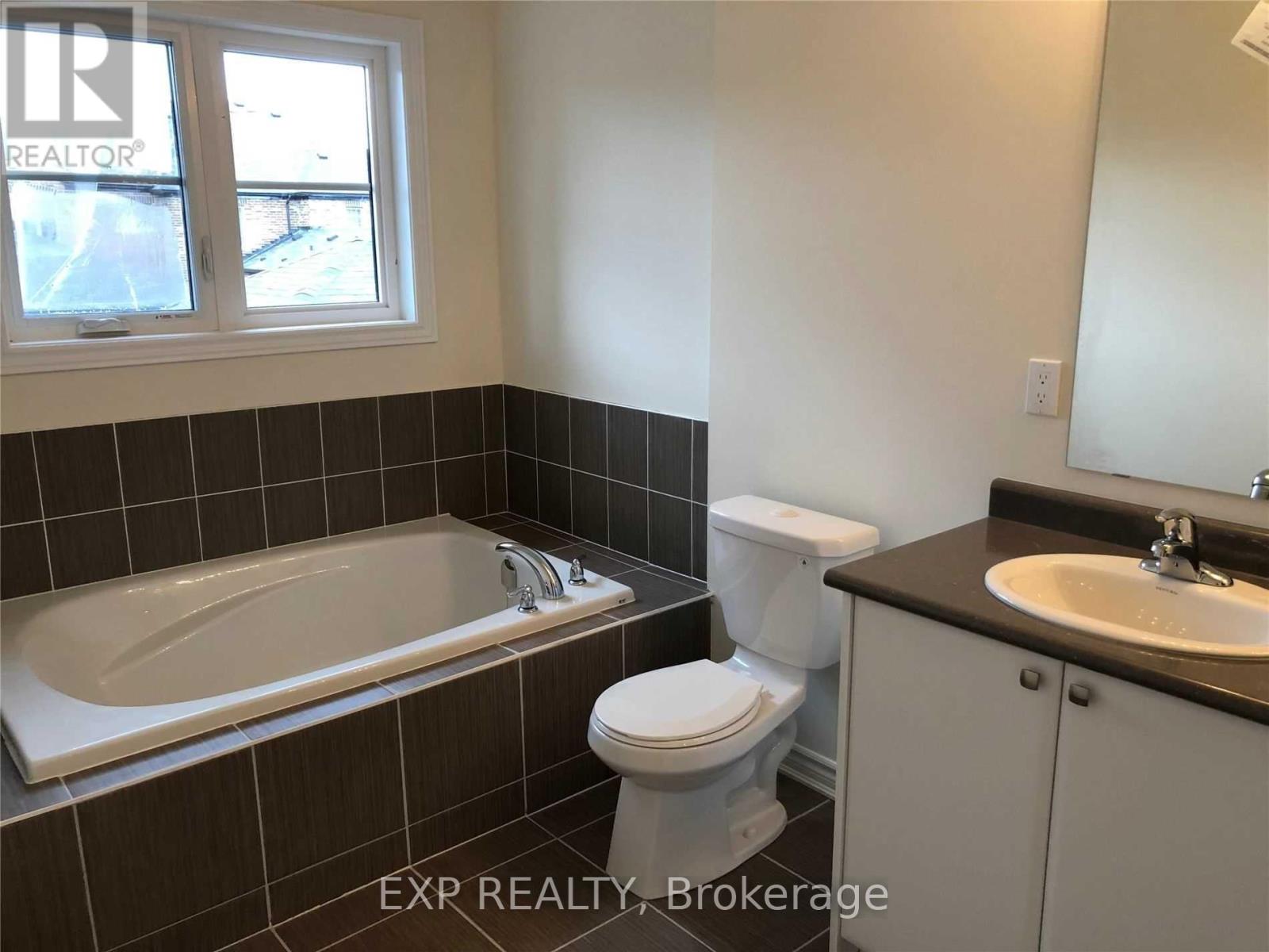 31 Walter Proctor Road, East Gwillimbury, Ontario  L9N 0P1 - Photo 9 - N12482534