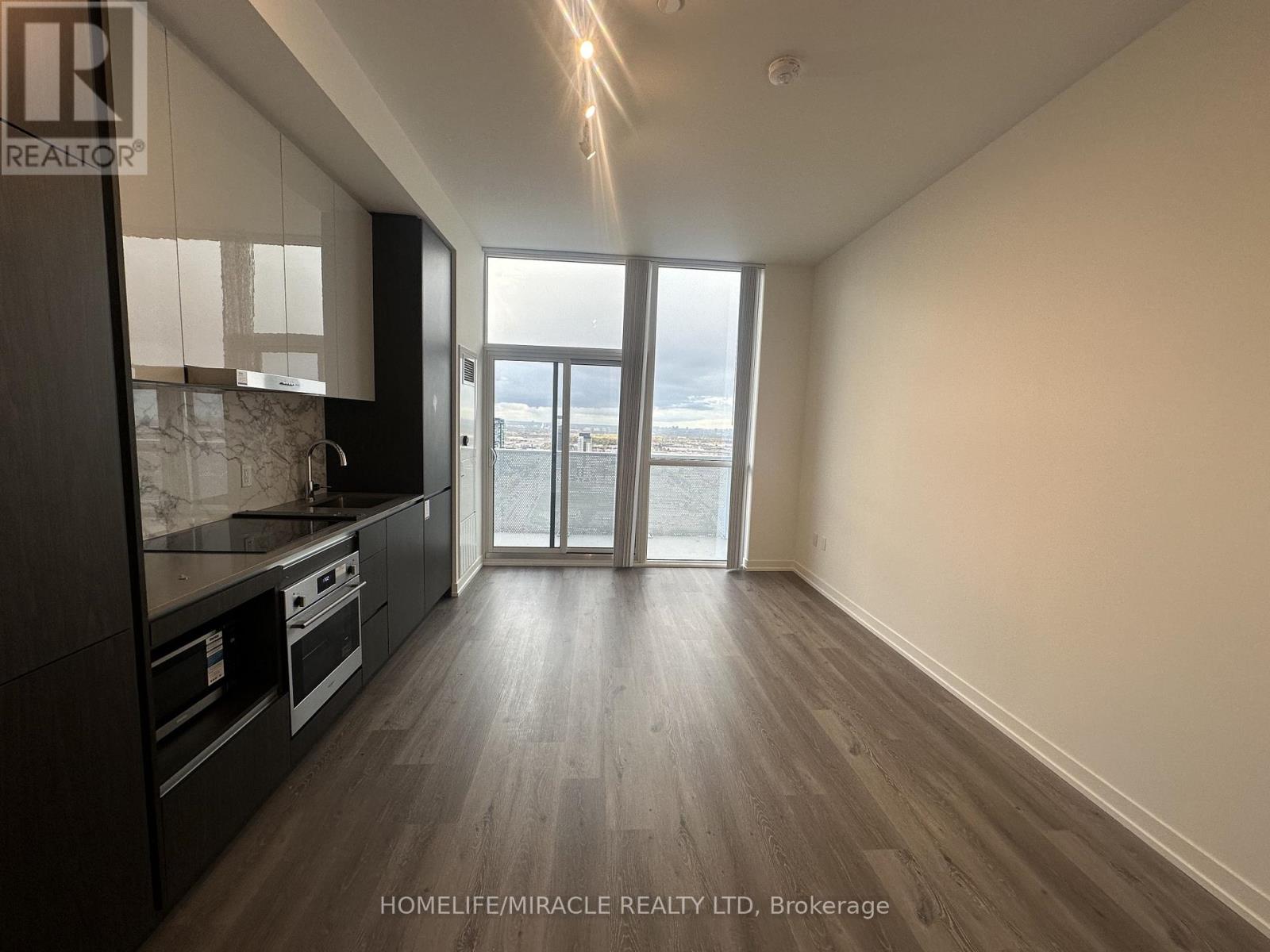Ph105 - 28 Interchange Way, Vaughan, Ontario  L4K 0P8 - Photo 2 - N12482539