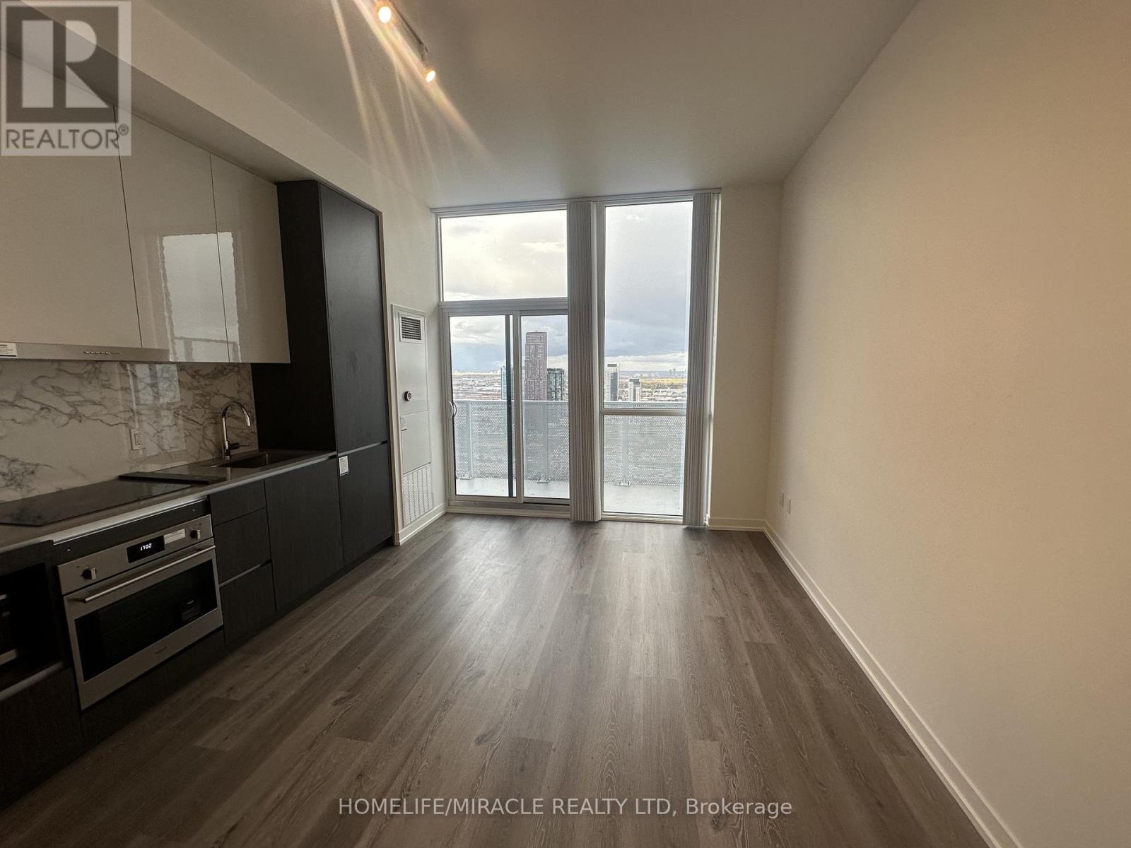 Ph105 - 28 Interchange Way, Vaughan, Ontario  L4K 0P8 - Photo 3 - N12482539