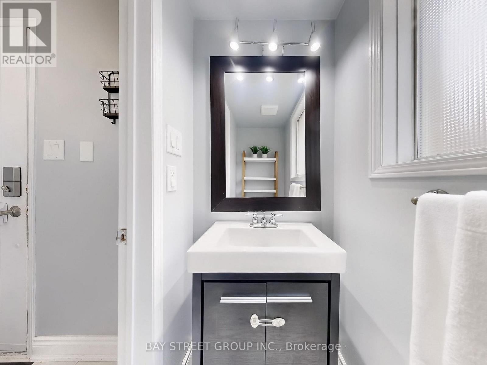 16 Bates Court, Barrie, Ontario  L4N 8L8 - Photo 17 - S12482538