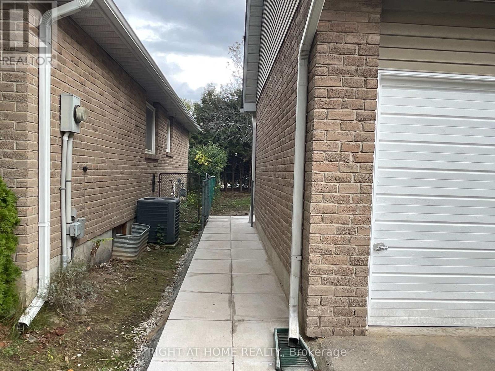 Lower Unit - 139 Riverview Street, Oakville, Ontario  L6L 5P6 - Photo 2 - W12482537