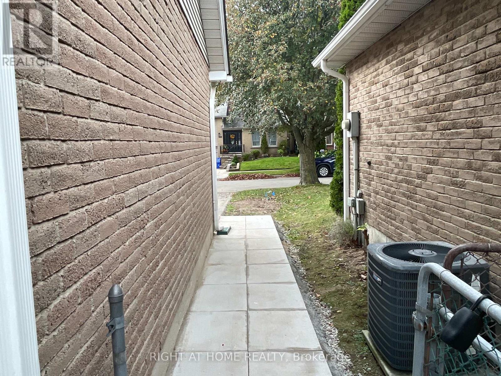 Lower Unit - 139 Riverview Street, Oakville, Ontario  L6L 5P6 - Photo 3 - W12482537