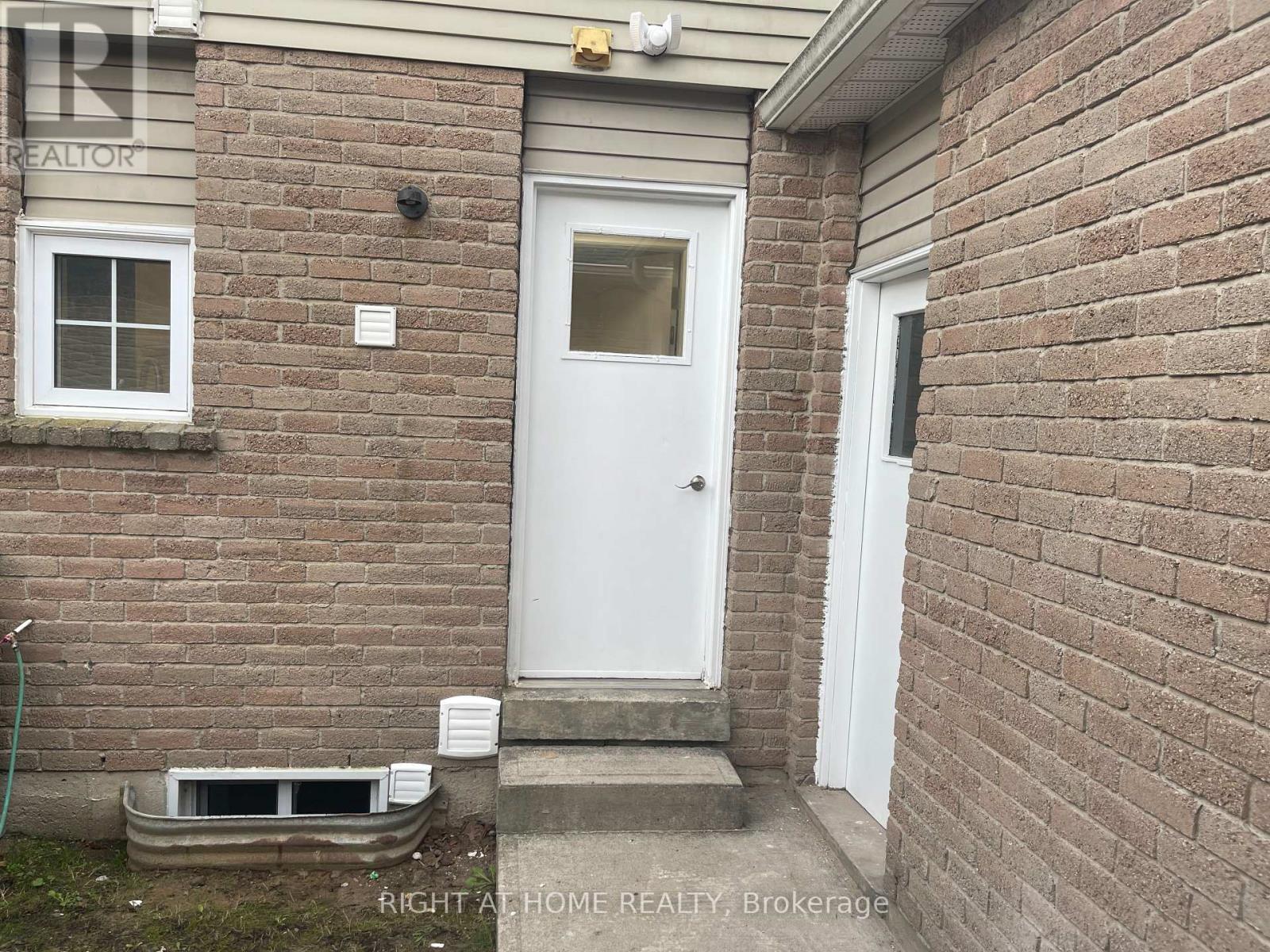 Lower Unit - 139 Riverview Street, Oakville, Ontario  L6L 5P6 - Photo 4 - W12482537