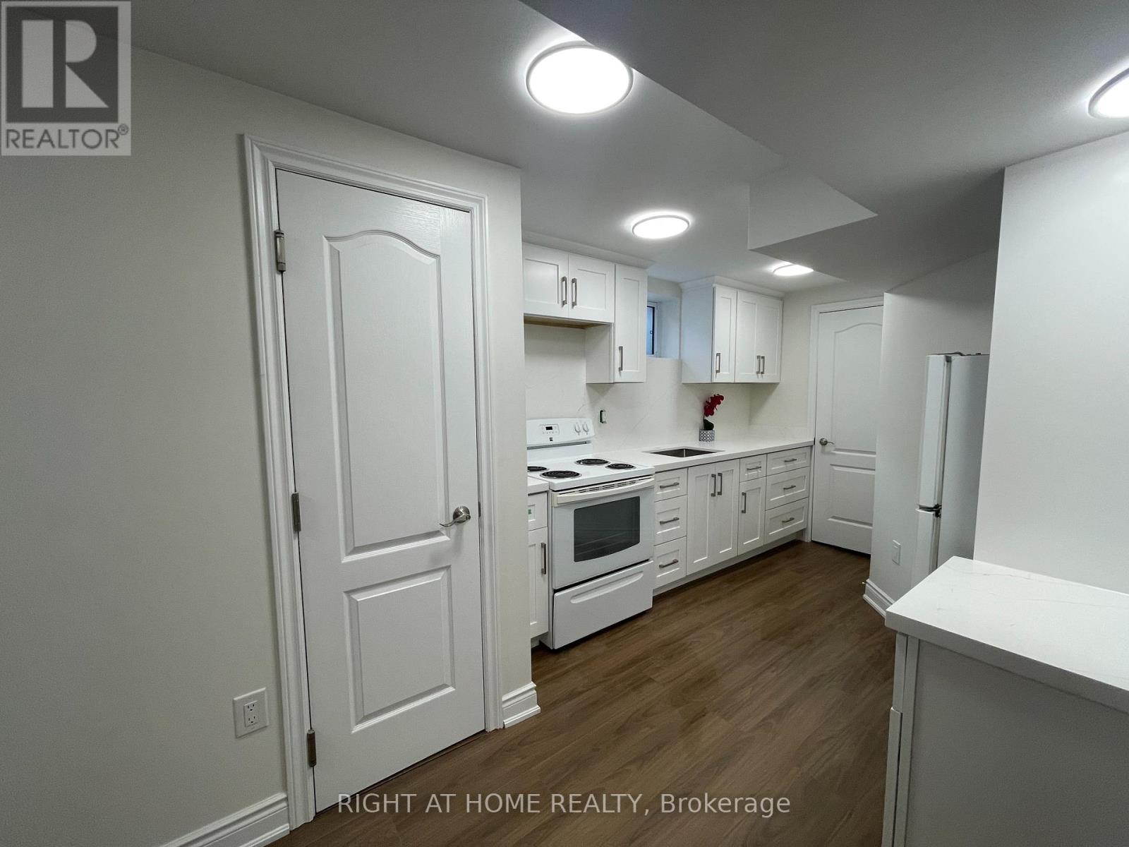 Lower Unit - 139 Riverview Street, Oakville, Ontario  L6L 5P6 - Photo 7 - W12482537