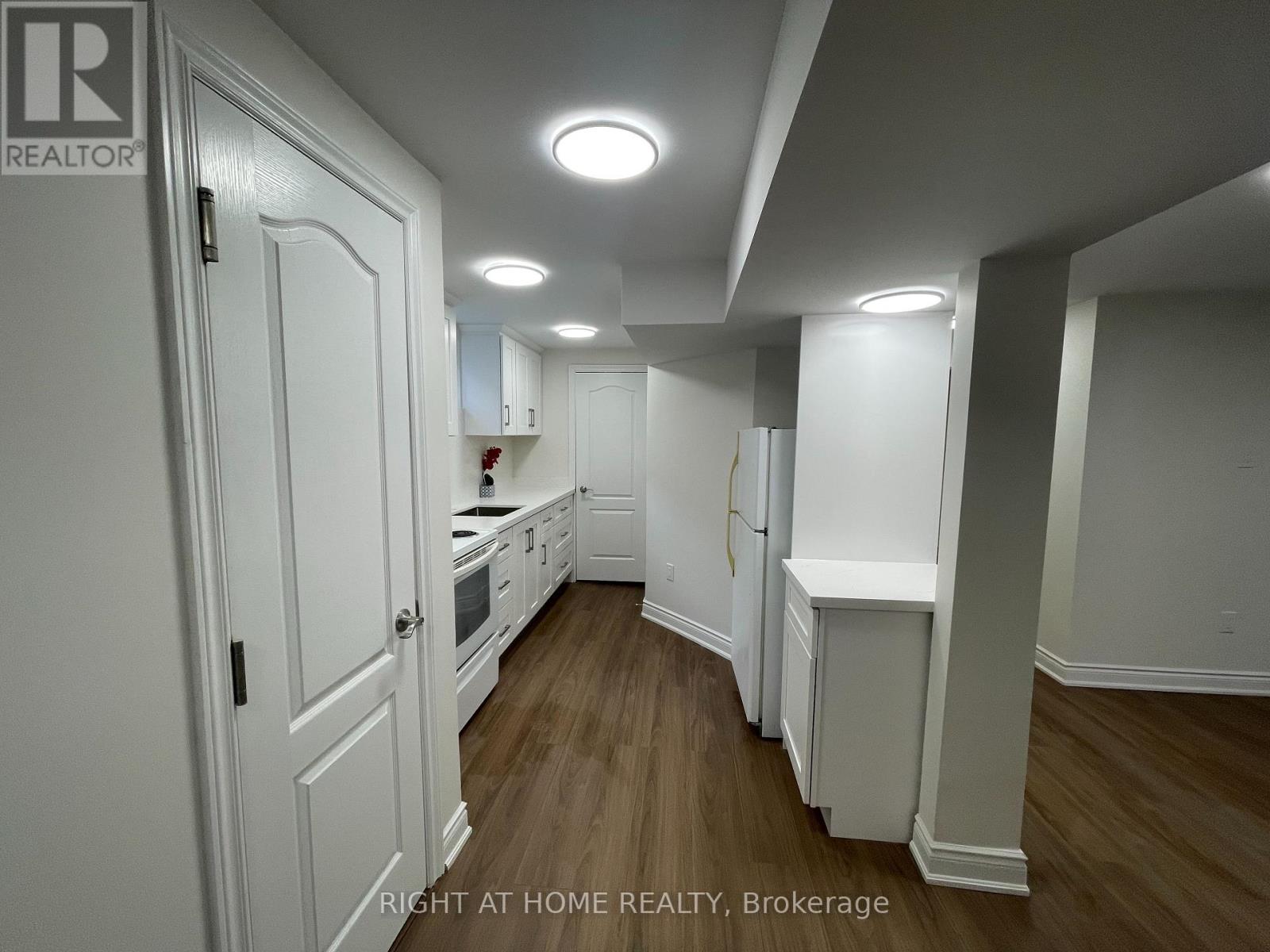 Lower Unit - 139 Riverview Street, Oakville, Ontario  L6L 5P6 - Photo 8 - W12482537
