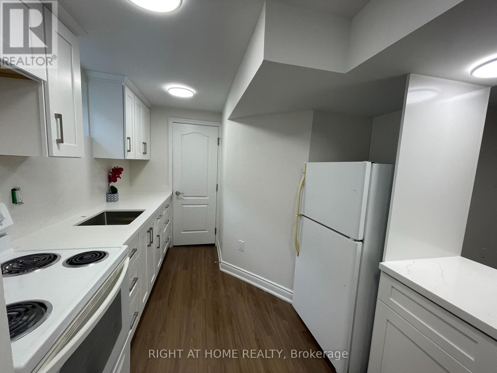 Lower Unit - 139 Riverview Street, Oakville, Ontario  L6L 5P6 - Photo 9 - W12482537