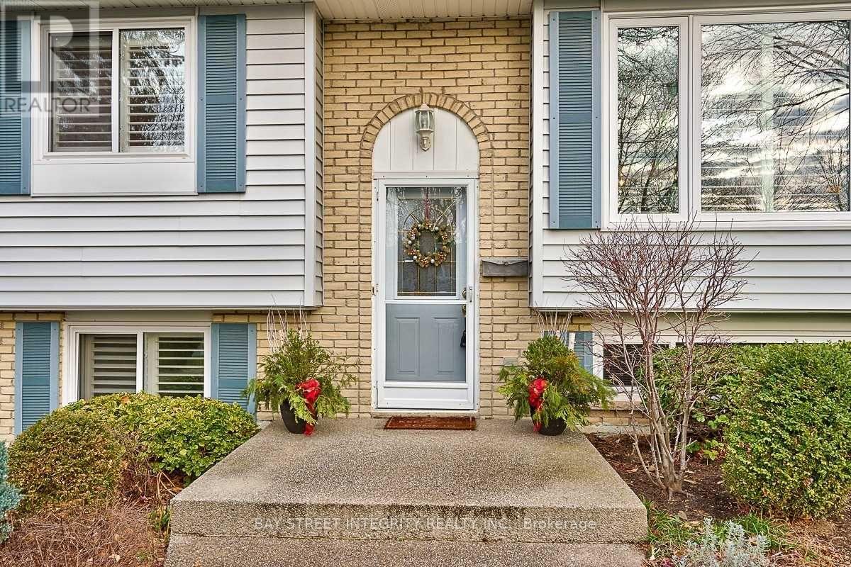 1261 Richards Crescent, Oakville, Ontario  L6H 1R5 - Photo 2 - W12482549