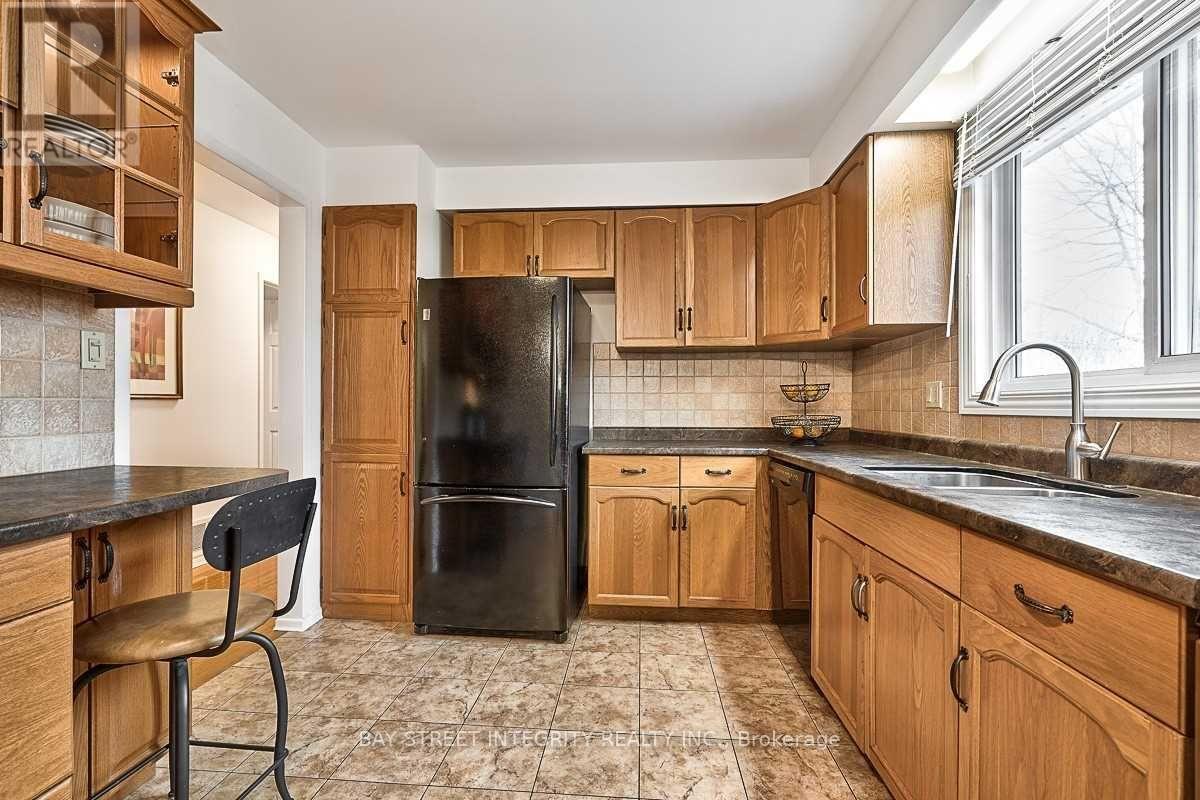 1261 Richards Crescent, Oakville, Ontario  L6H 1R5 - Photo 6 - W12482549