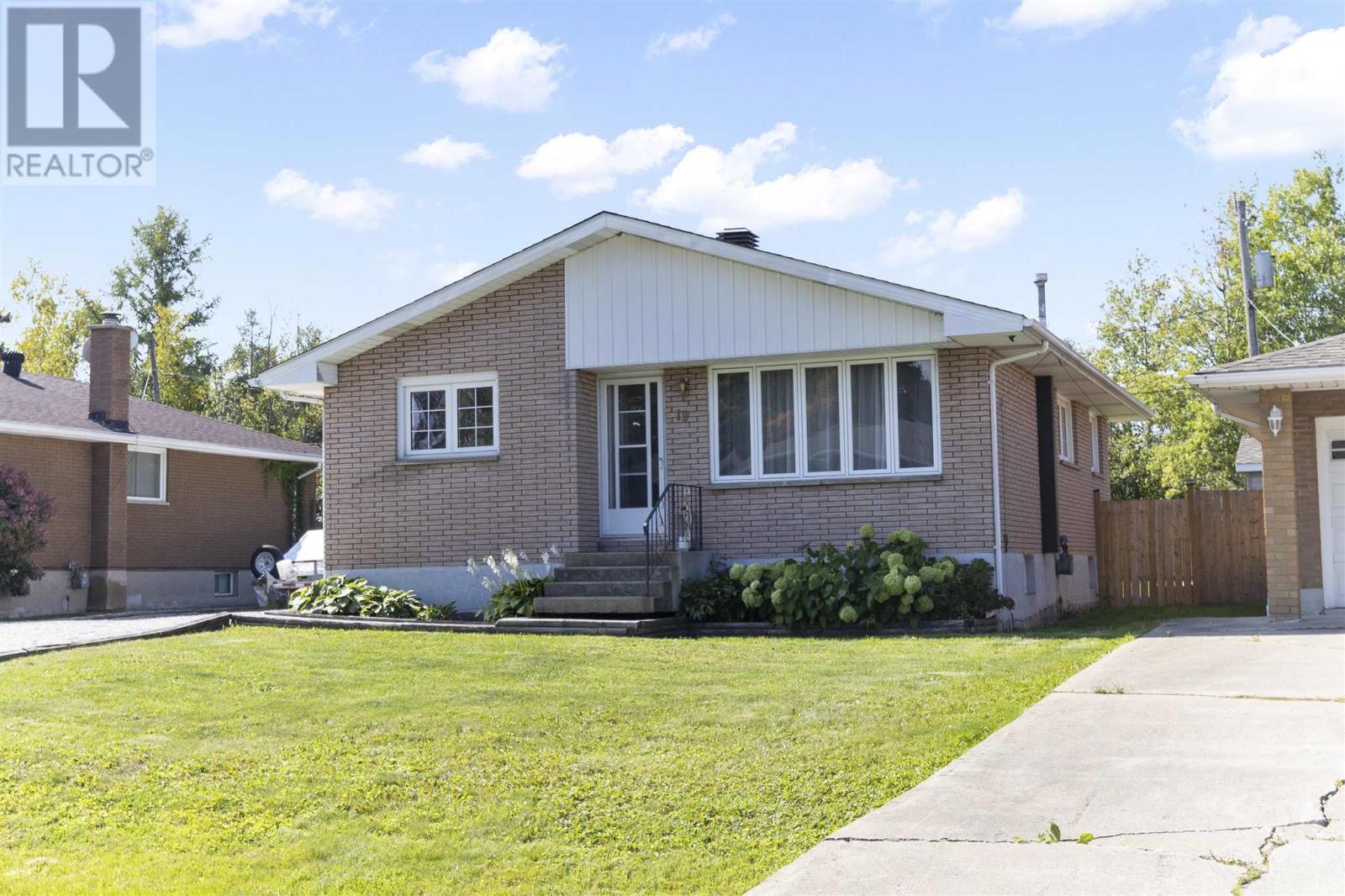 19 Admiral Dr, Sault Ste. Marie, Ontario  P6C 5W2 - Photo 3 - SM252660