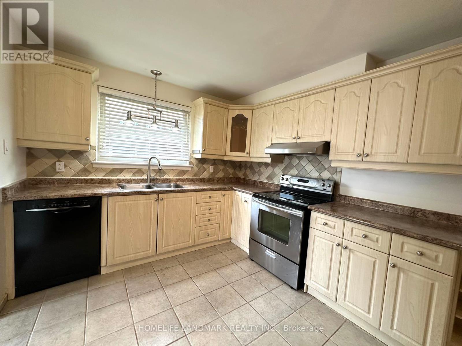 684 Cape Avenue, Burlington, Ontario  L7L 4M8 - Photo 10 - W12482601