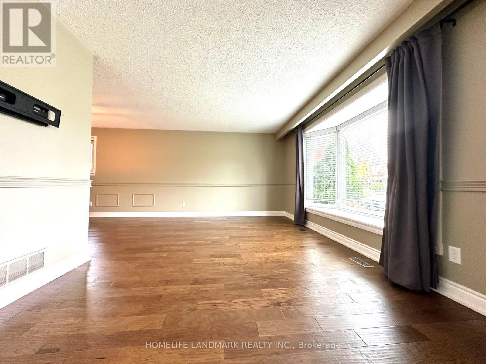 684 Cape Avenue, Burlington, Ontario  L7L 4M8 - Photo 3 - W12482601