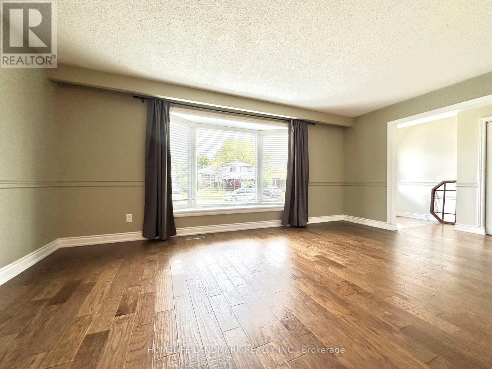 684 Cape Avenue, Burlington, Ontario  L7L 4M8 - Photo 4 - W12482601