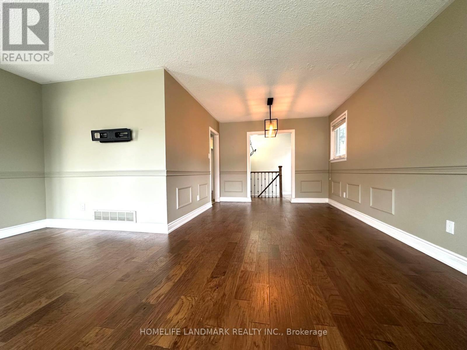 684 Cape Avenue, Burlington, Ontario  L7L 4M8 - Photo 5 - W12482601
