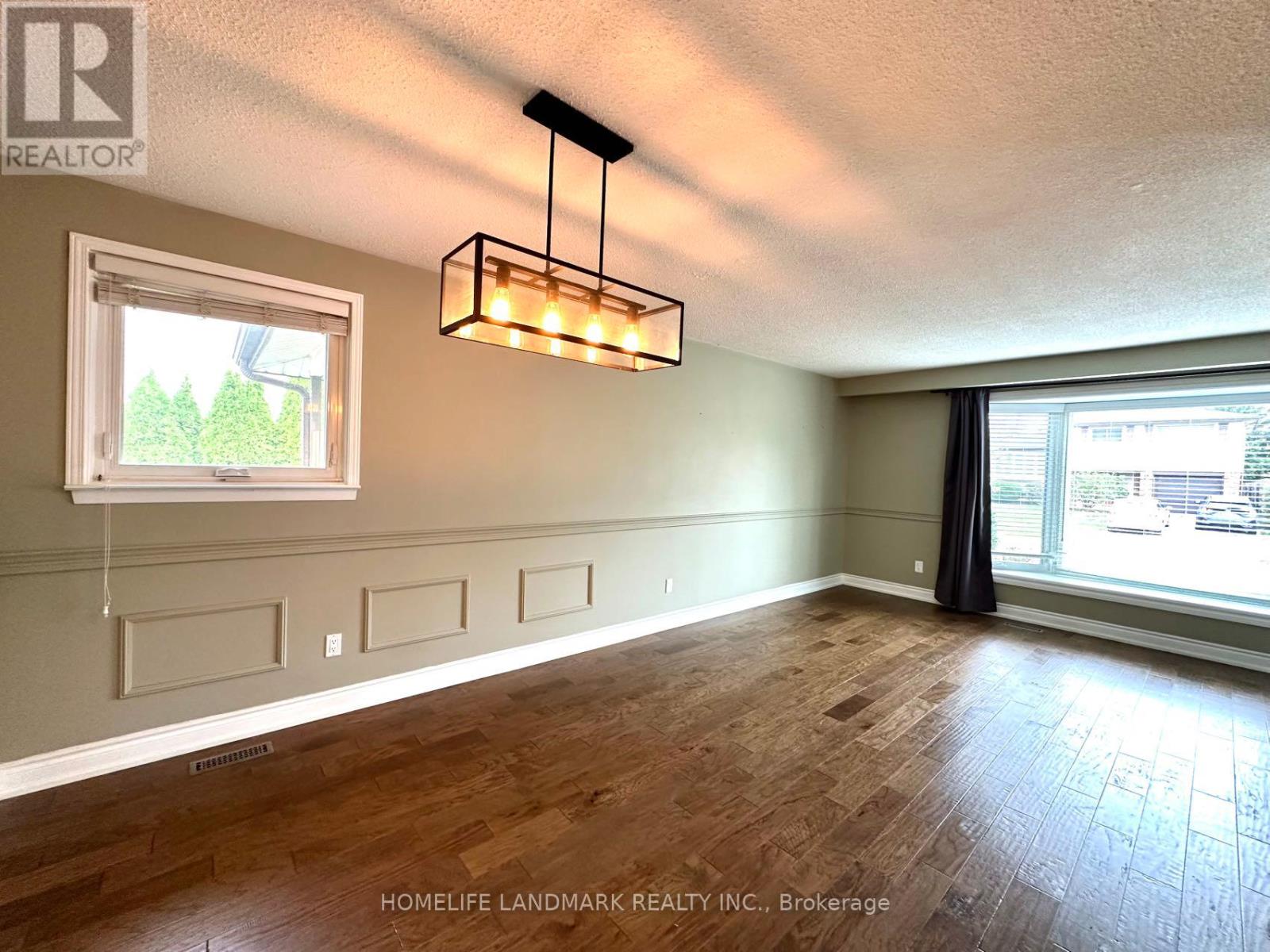 684 Cape Avenue, Burlington, Ontario  L7L 4M8 - Photo 8 - W12482601