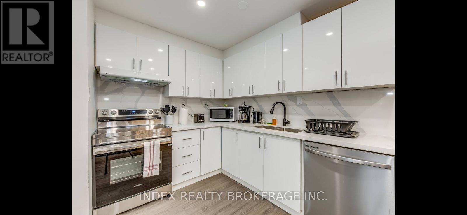 22 Sora Boulevard W, Mississauga, Ontario  L5M 1B2 - Photo 9 - W12468408