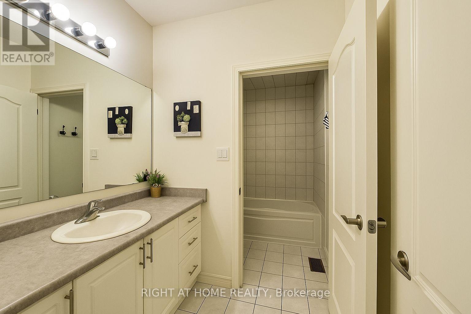 21 Trailbank Gardens, Hamilton (Waterdown), Ontario  L8B 1Z3 - Photo 15 - X12482607