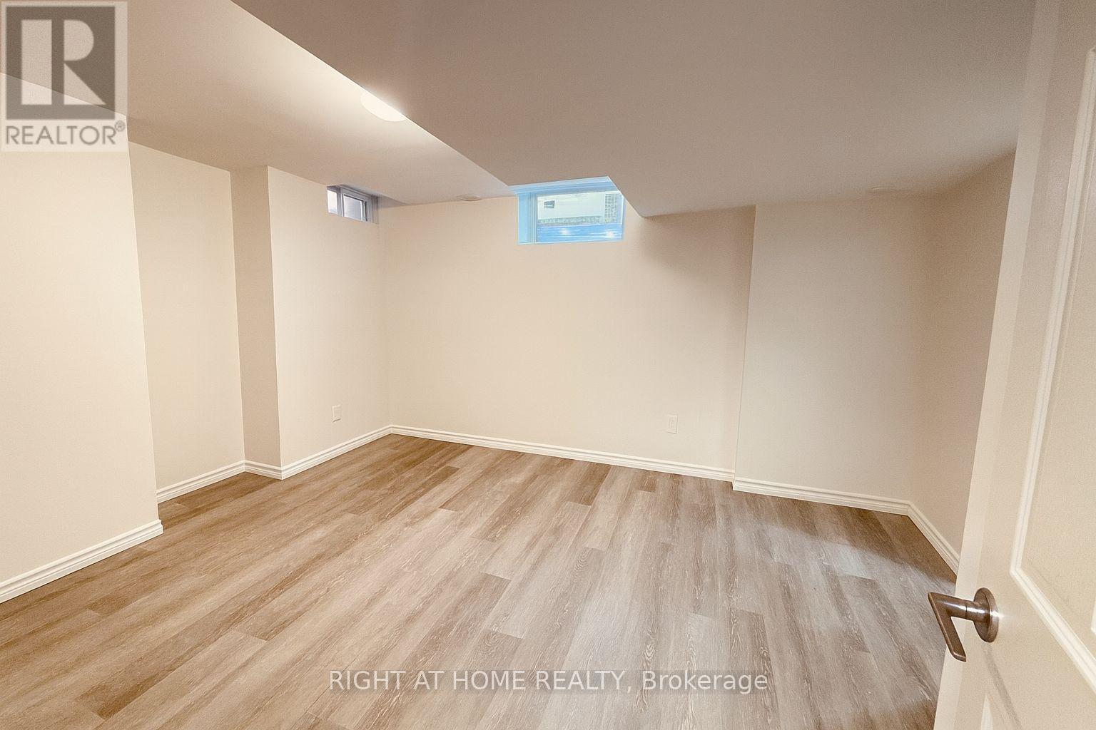 21 Trailbank Gardens, Hamilton (Waterdown), Ontario  L8B 1Z3 - Photo 35 - X12482607