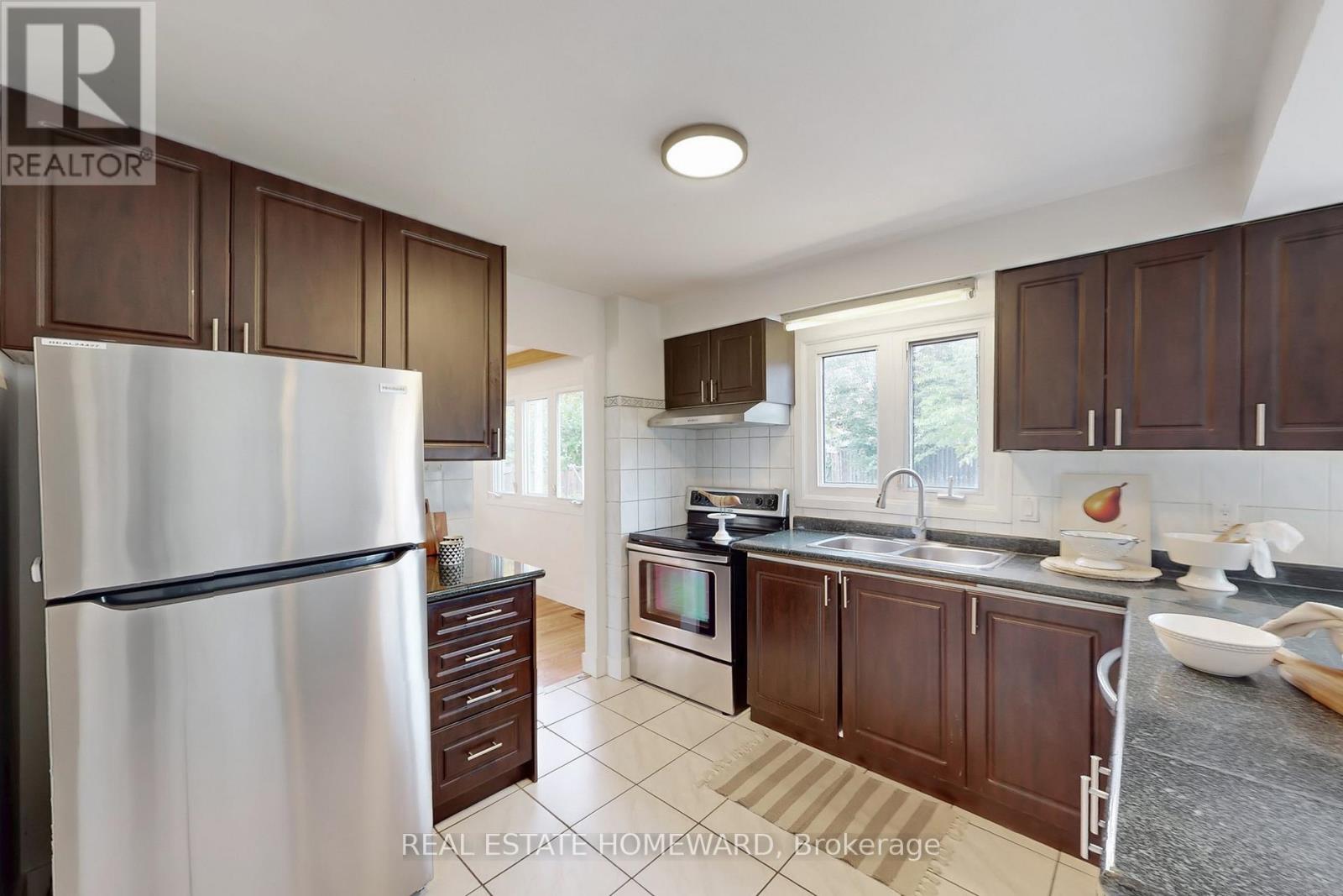 255 Kristin Grove, Mississauga (Mississauga Valleys), Ontario  L5A 3E7 - Photo 12 - W12482616