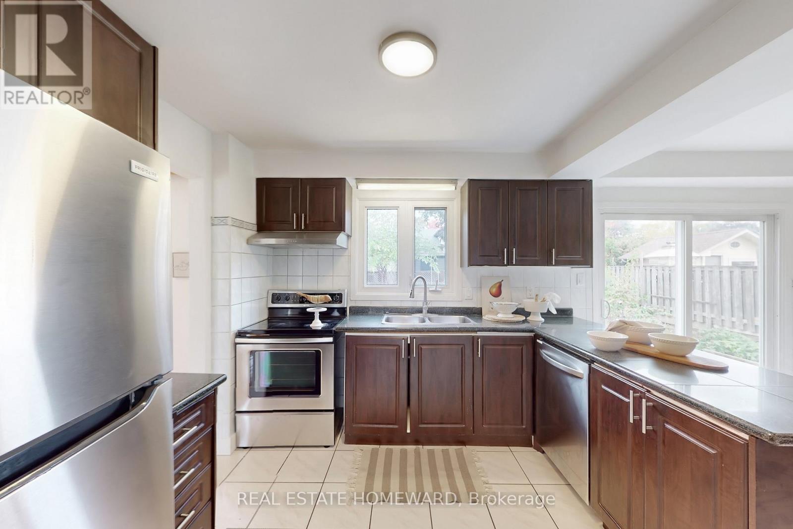 255 Kristin Grove, Mississauga (Mississauga Valleys), Ontario  L5A 3E7 - Photo 13 - W12482616