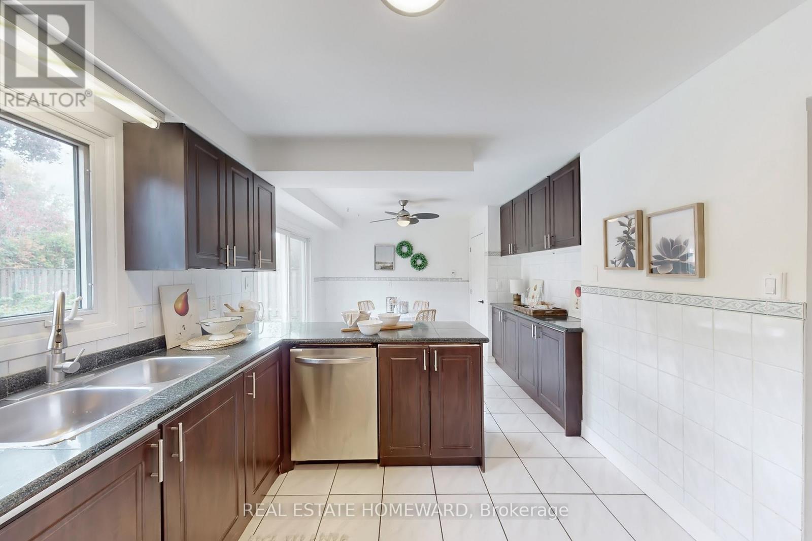 255 Kristin Grove, Mississauga (Mississauga Valleys), Ontario  L5A 3E7 - Photo 14 - W12482616