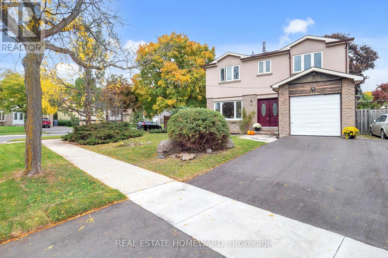 255 Kristin Grove, Mississauga (Mississauga Valleys), Ontario  L5A 3E7 - Photo 3 - W12482616