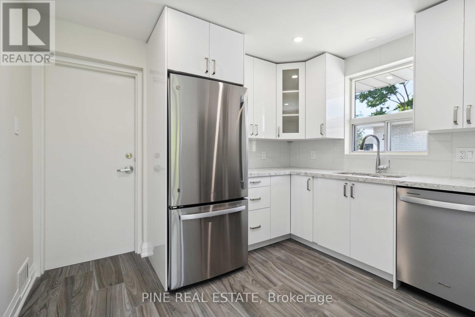 3 - 19 Queen Street W, Mississauga, Ontario  L5H 1L5 - Photo 3 - W12295822