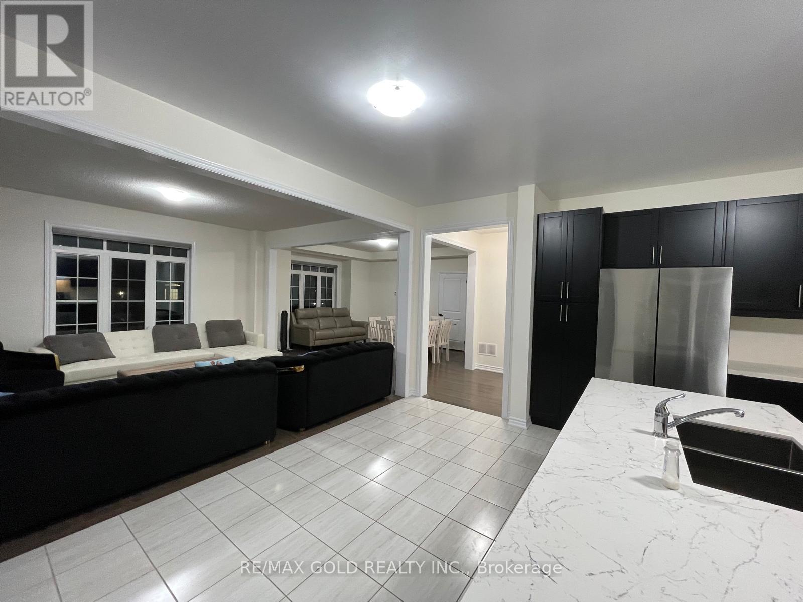 537 Veterans Drive, Brampton, Ontario  L7A 0C4 - Photo 33 - W12458354