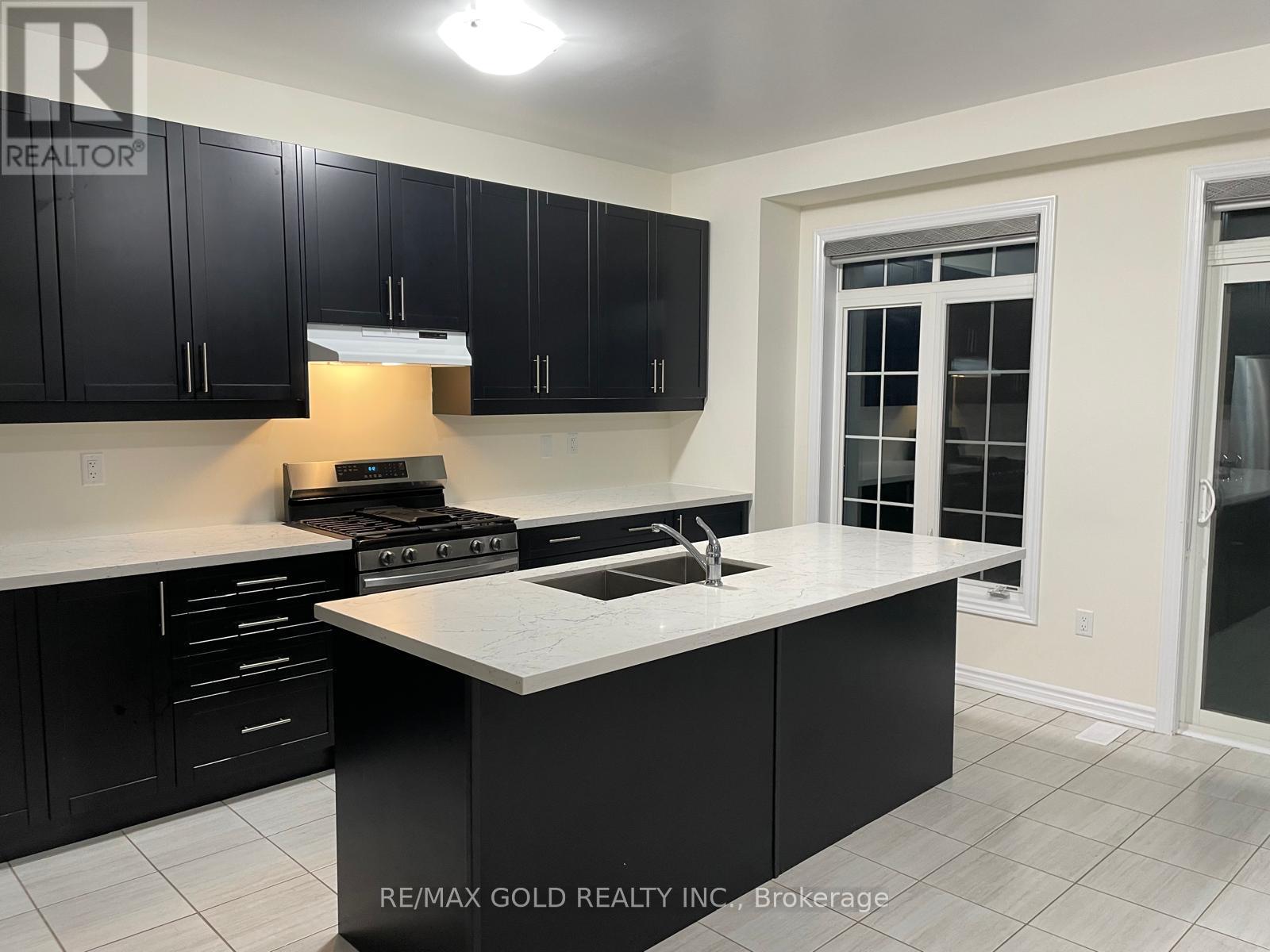 537 Veterans Drive, Brampton, Ontario  L7A 0C4 - Photo 32 - W12458354