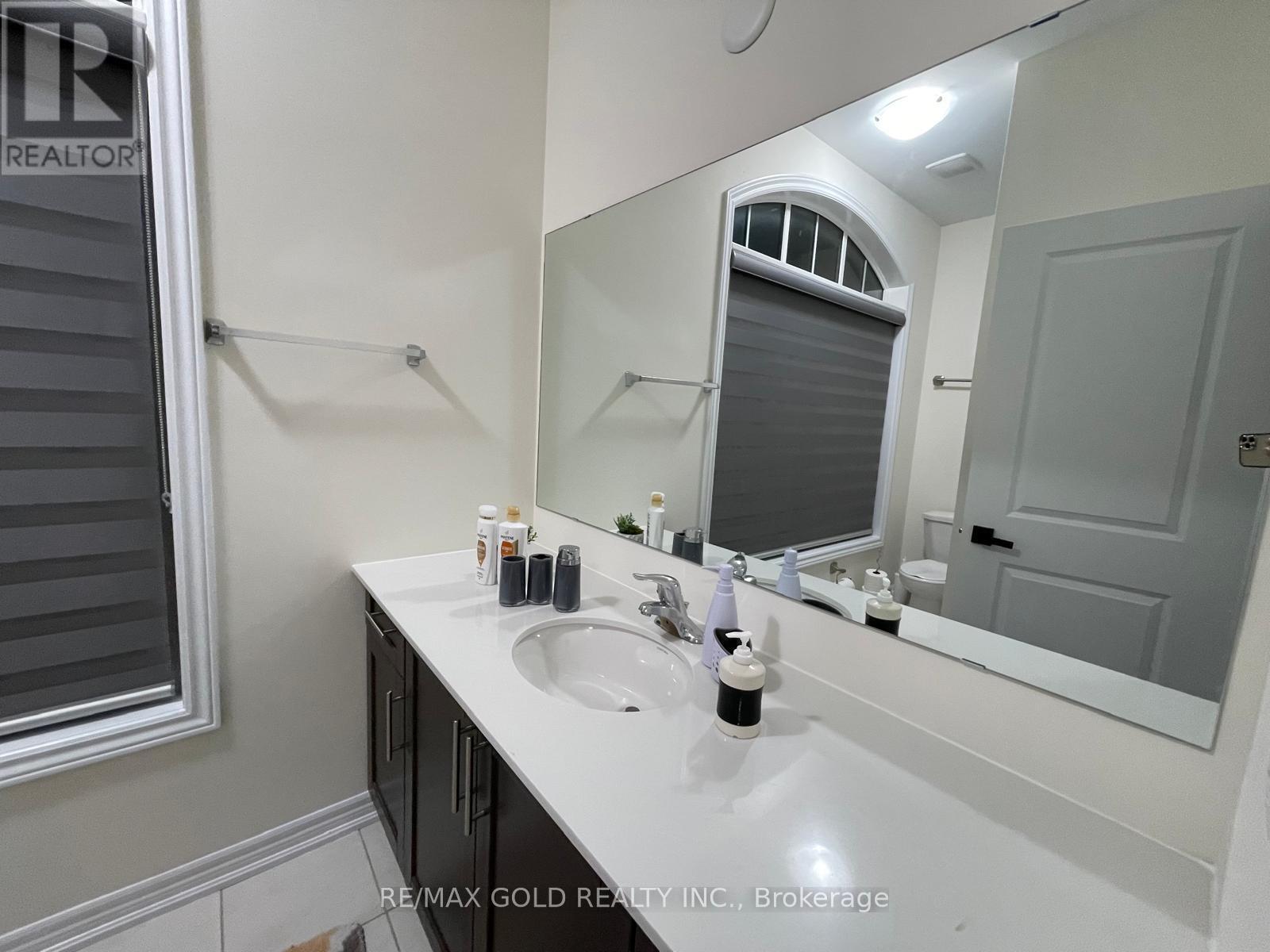 537 Veterans Drive, Brampton, Ontario  L7A 0C4 - Photo 44 - W12458354