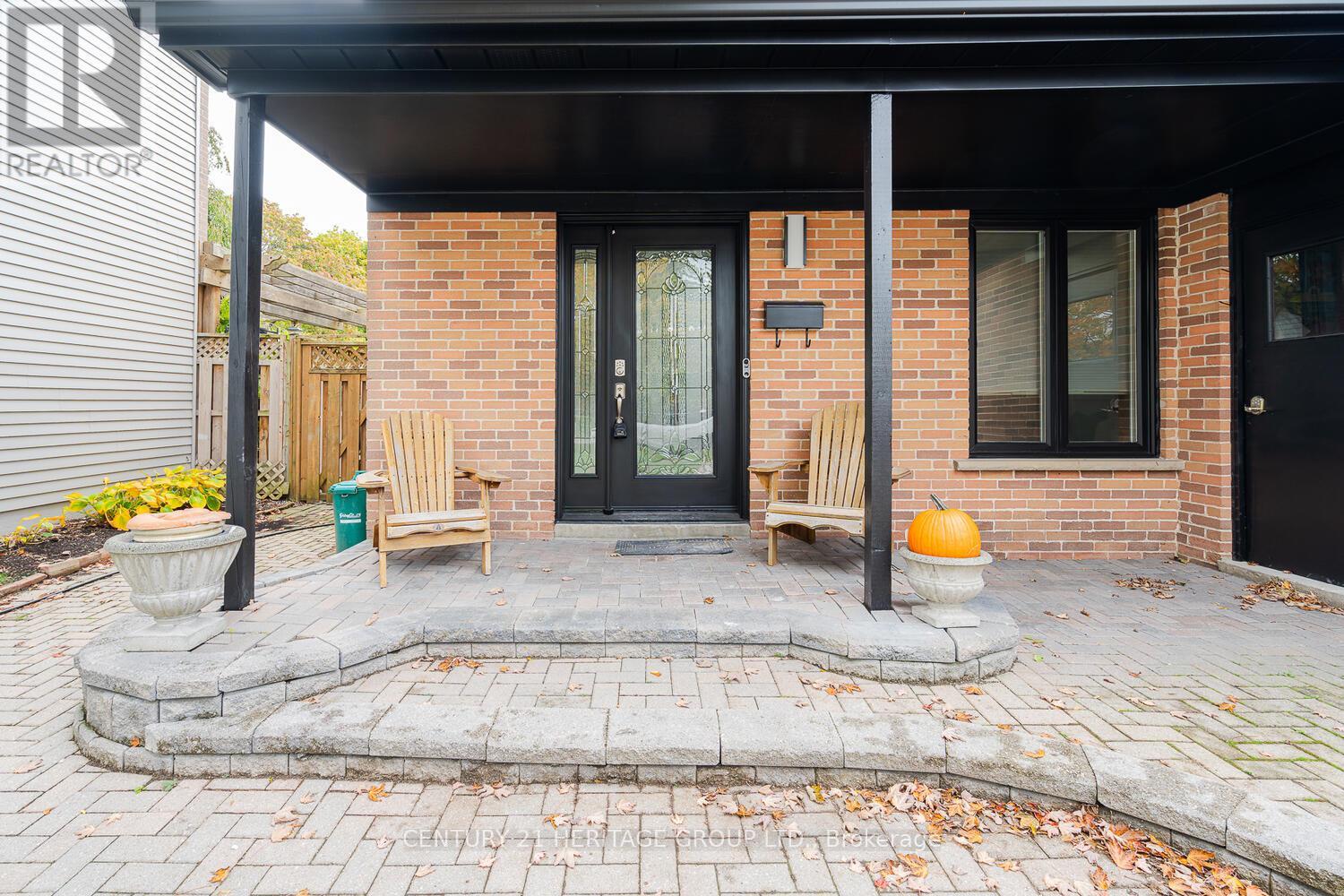 23 Merrylyn Drive, Richmond Hill, Ontario  L4C 5B1 - Photo 4 - N12482648