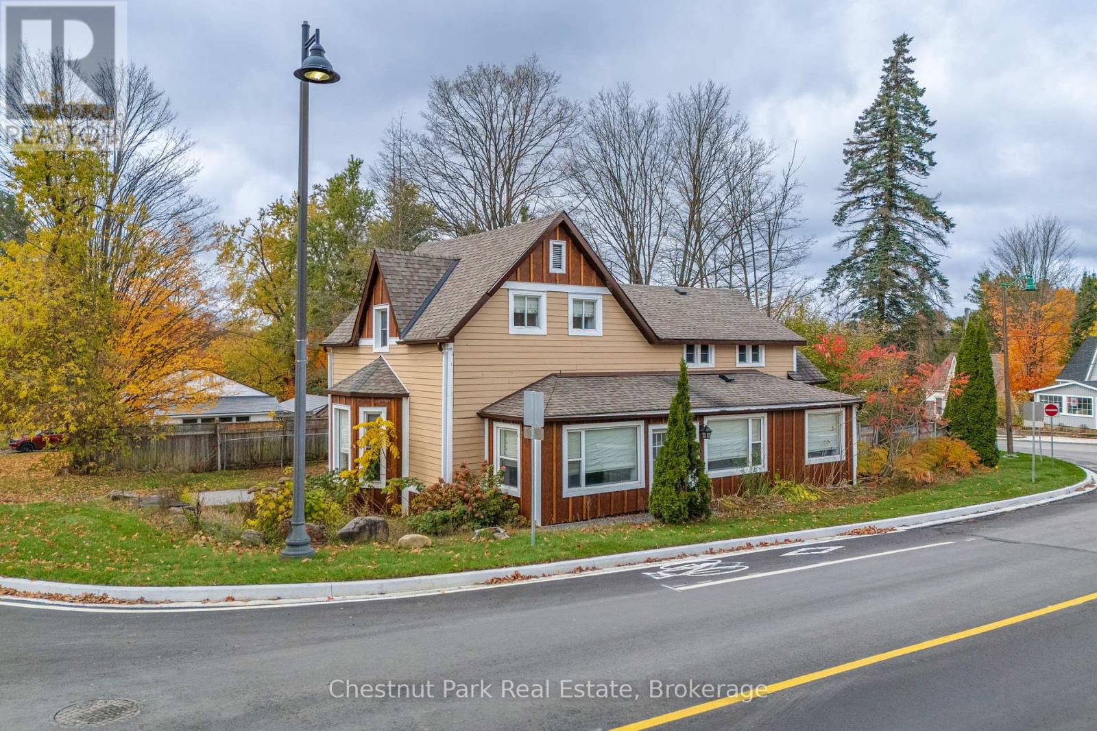 615 Bay Street, Gravenhurst, Ontario  P1P 1G8 - Photo 4 - X12397389